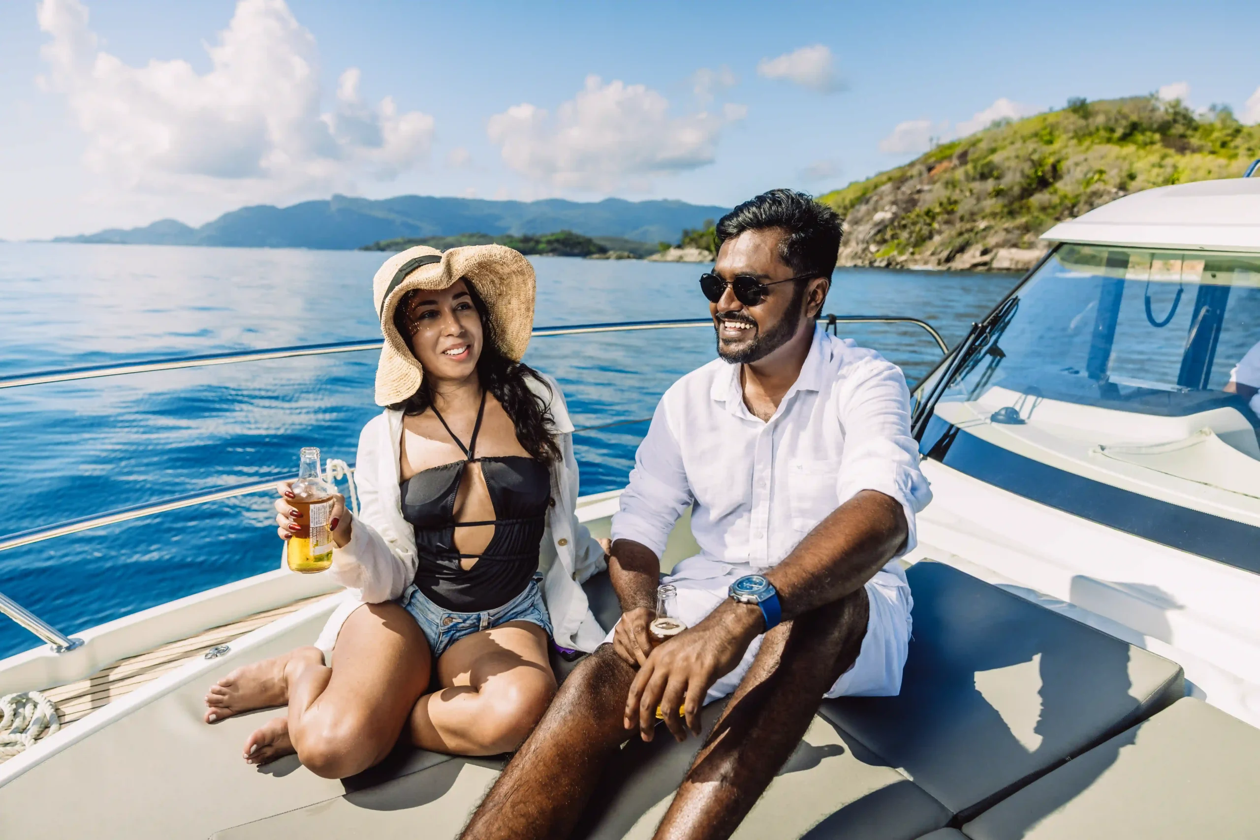 couple-relaxing-on-yacht-with-drinks